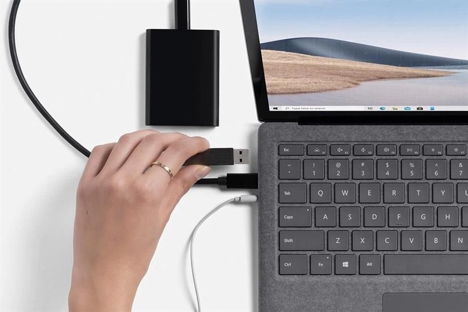 El equipo tiene un puerto USB Tipo-C, un puerto USB Tipo-A, entrada para audífonos de 3.5 mm y un puerto Surface Connect.