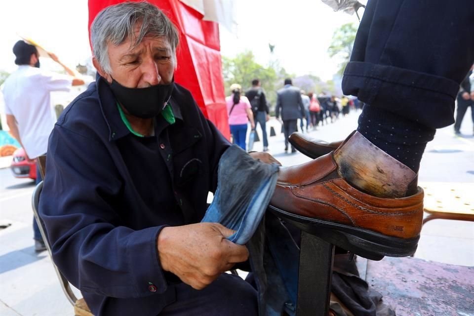 Los boleros son trabajadores severamente afectados por la pandemia, pues el confinamiento ha significado una baja de su clientela.