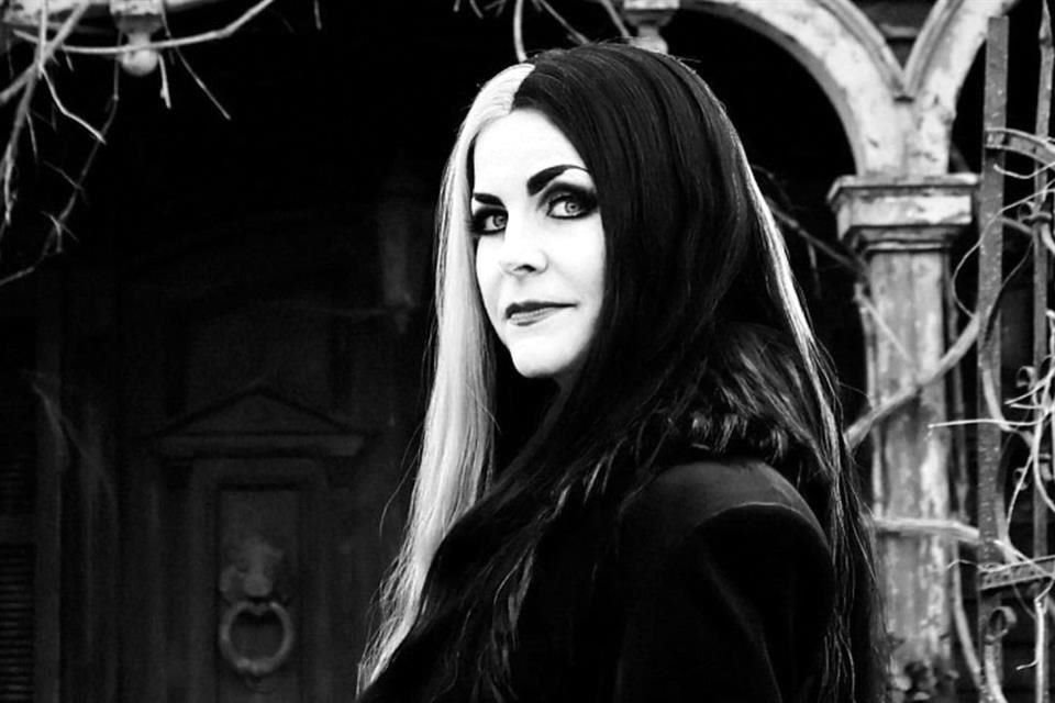 Publica el cineasta Rob Zombie primera foto de los protagonistas del remake de 'Los Munsters'; su esposa, Sheri Moon (en foto), será Lily Munster.