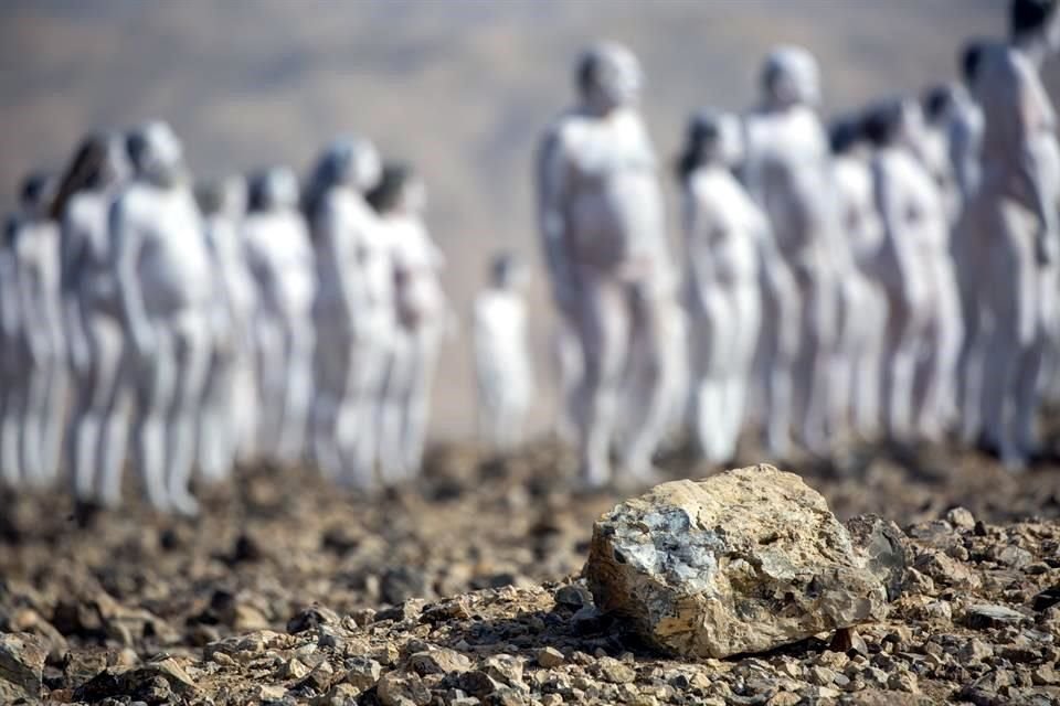 Unas 300 personas tomaron parte de la escena diseñada por Spencer Tunick para ser fotografiada frente al Mar Muerto.