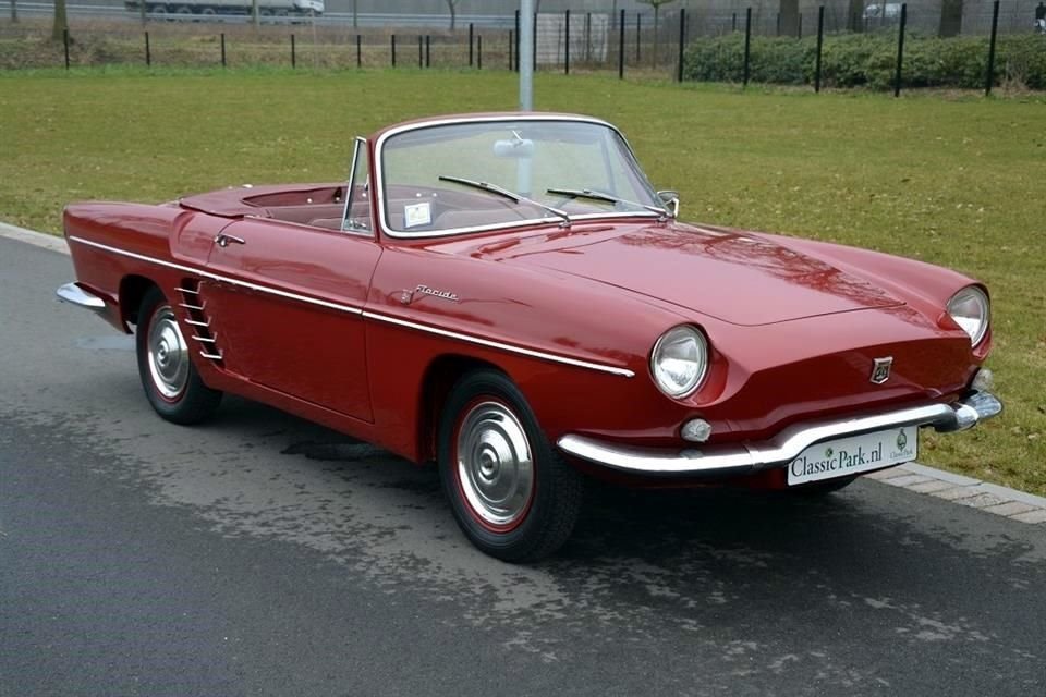 Renault Floride se presentó en 1958 en el Salón del Automóvil de Ginebra, mostrando un diseño con líneas rectas y limpias.