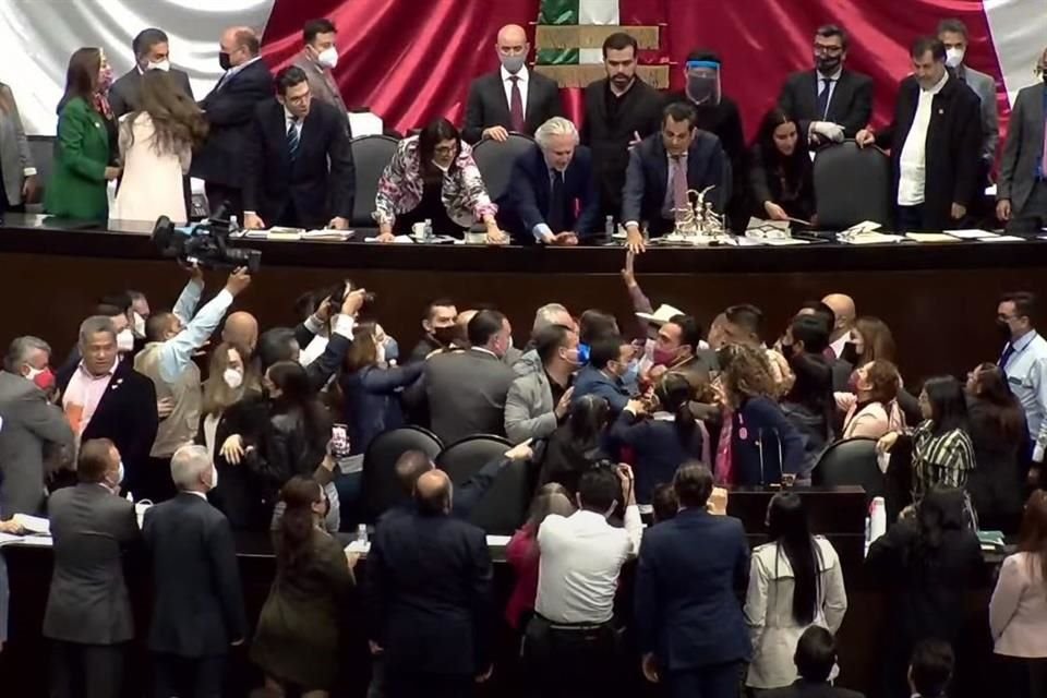 Ante negativa de Mesa Directiva de someter a votación en tablero una reserva, panistas y morenistas se enfrentaron en tribuna de San Lázaro.