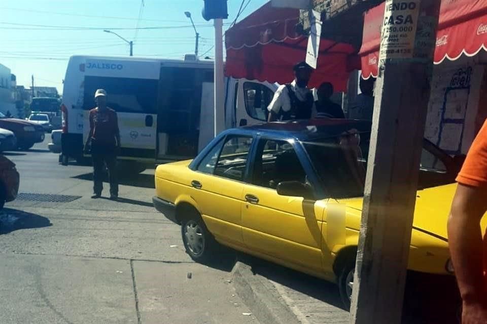 El taxista no dejó bajar a su pasajera, con el argumento de que lo iban siguiendo, pero chocó y la afectada pudo pedir ayuda.
