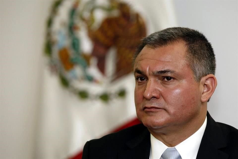 El ex Secretario de Seguridad Pública, Genaro García Luna, fue detenido en 2019 por presuntamente aceptar sobornos para proteger al Cártel de Sinaloa.