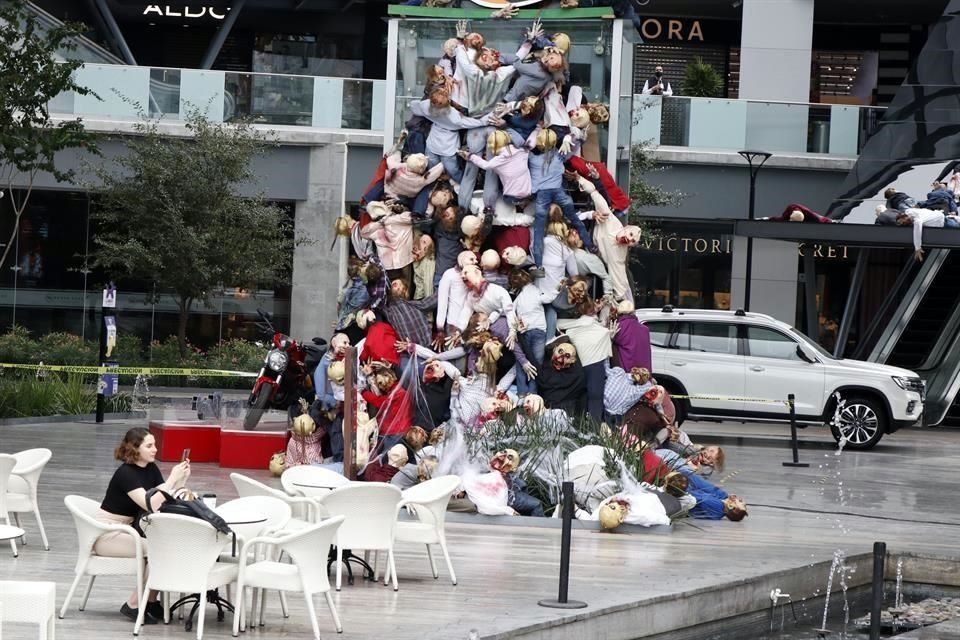 Las Plazas Punto Valle y Avanta en San Pedro colocaron decoraciones que consistieron en zombies y cadáveres.