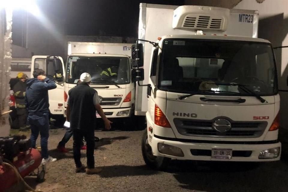 La víctima quedó prensada entre dos vehículos y perdió la vida en la madrugada.