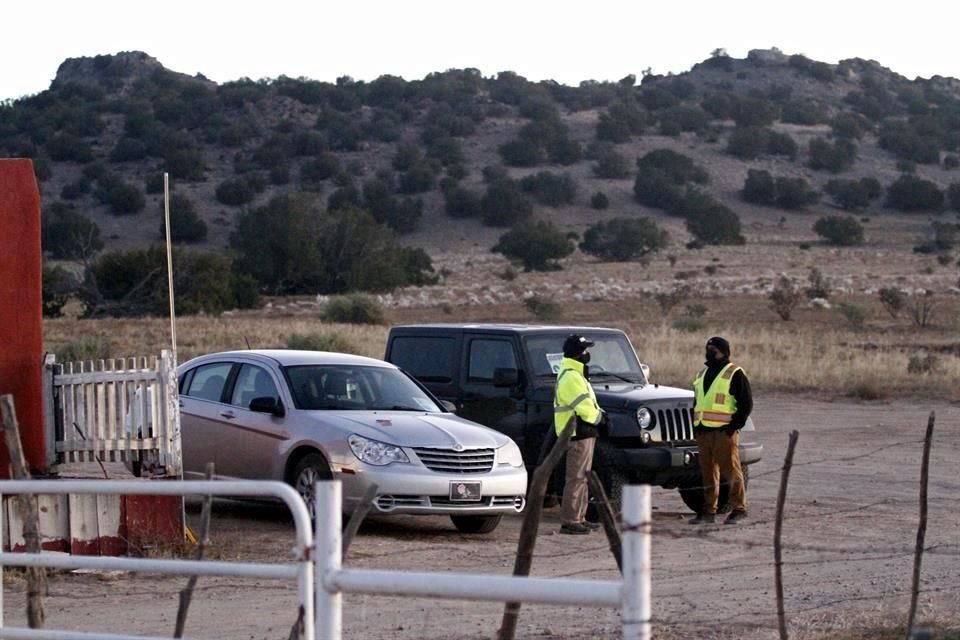 Puestos de seguridad en la entrada de un set de filmación donde la policía dice que el actor Alec Baldwin disparó un arma de utilería, matando a una persona.