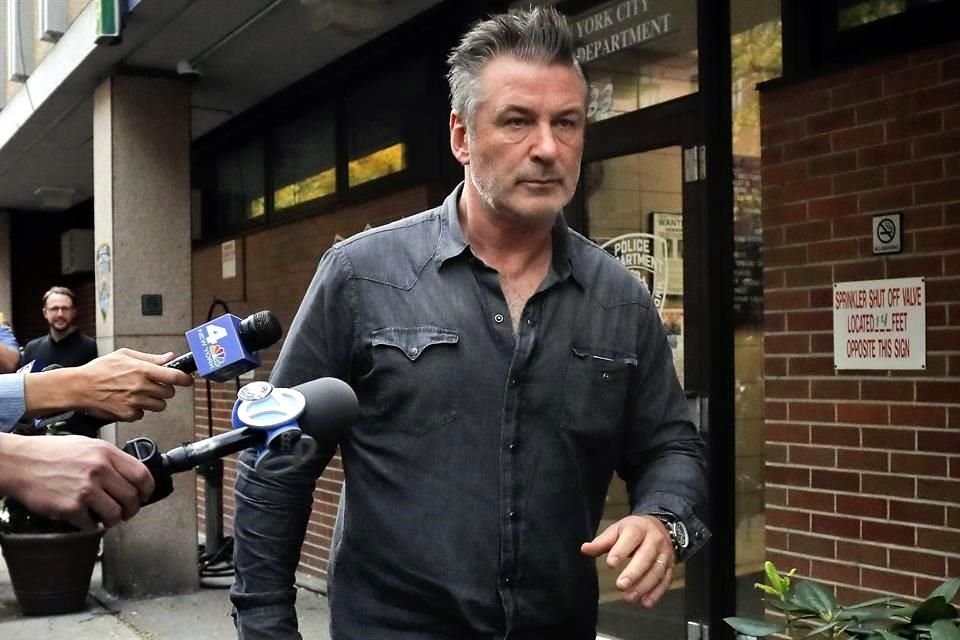 Alec Baldwin asegura estar en shock y cooperando con la policía tras accidentalmente disparar a la directora de fotografía Halyna Hutchins.