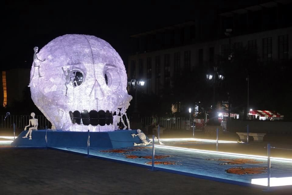 La calavera esta dedicada a las personas fallecidas por Covid-19.