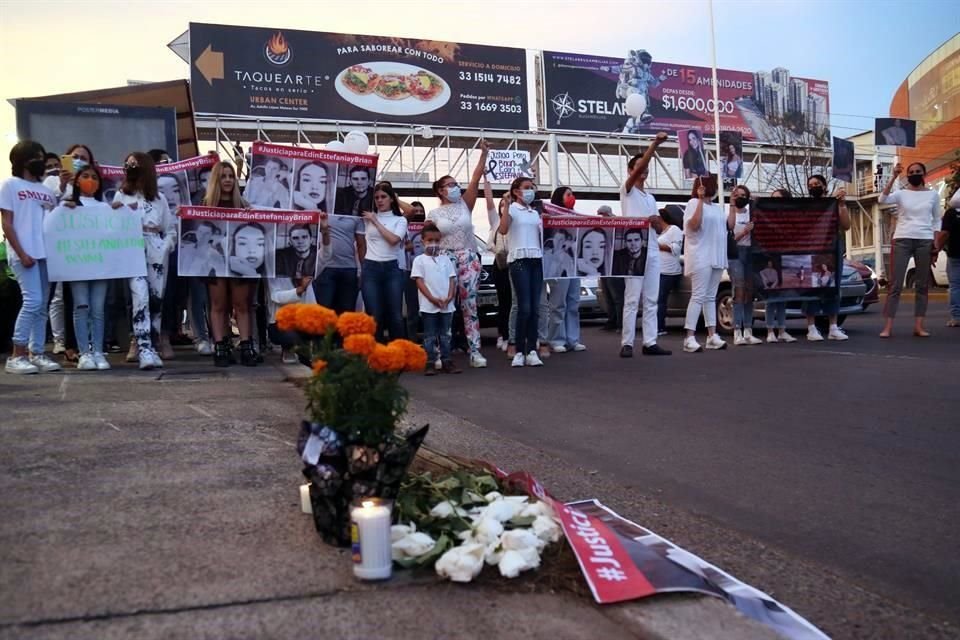Amigos, familiares y activistas acudieron ayer al sitio del accidente a pedir justicia y más seguridad en la Avenida López Mateos.