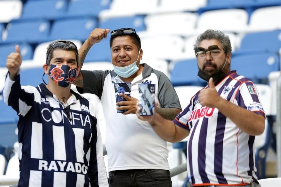 El color en el duelo Rayados-Necaxa.
