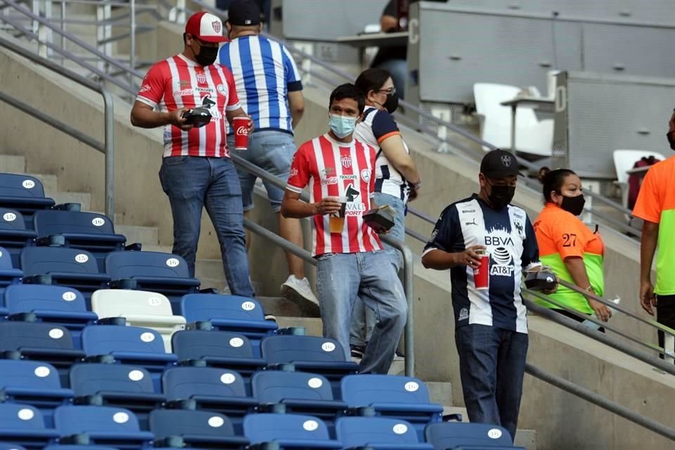 El color en el duelo Rayados-Necaxa.