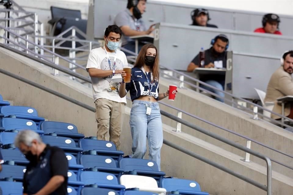 El color en el duelo Rayados-Necaxa.