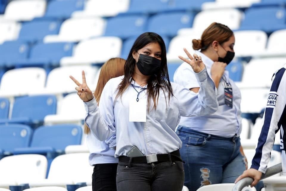 El color en el duelo Rayados-Necaxa.