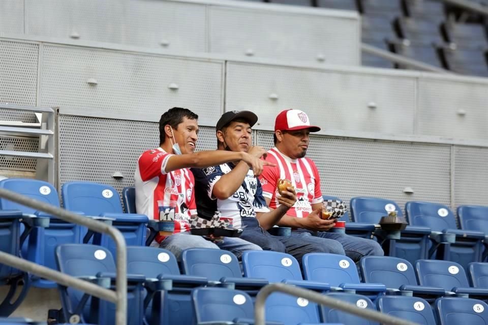 El color en el duelo Rayados-Necaxa.