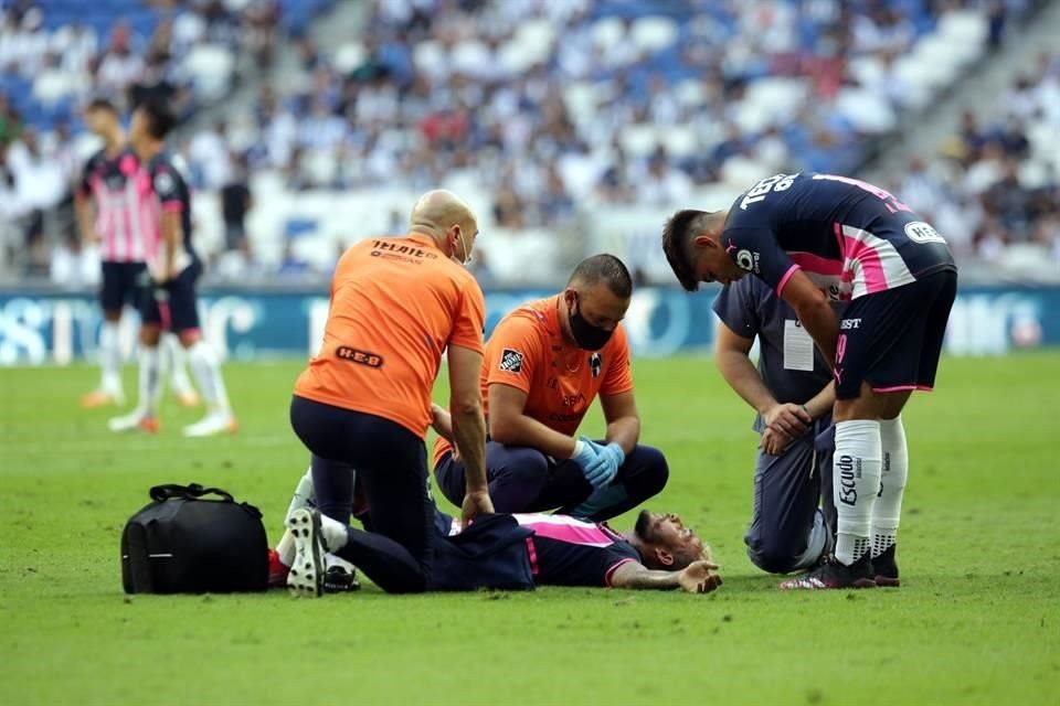 Vergara sufrió el golpe al minuto 17, pero siguió unos minutos y mejor salió del partido al sentirse mareado.