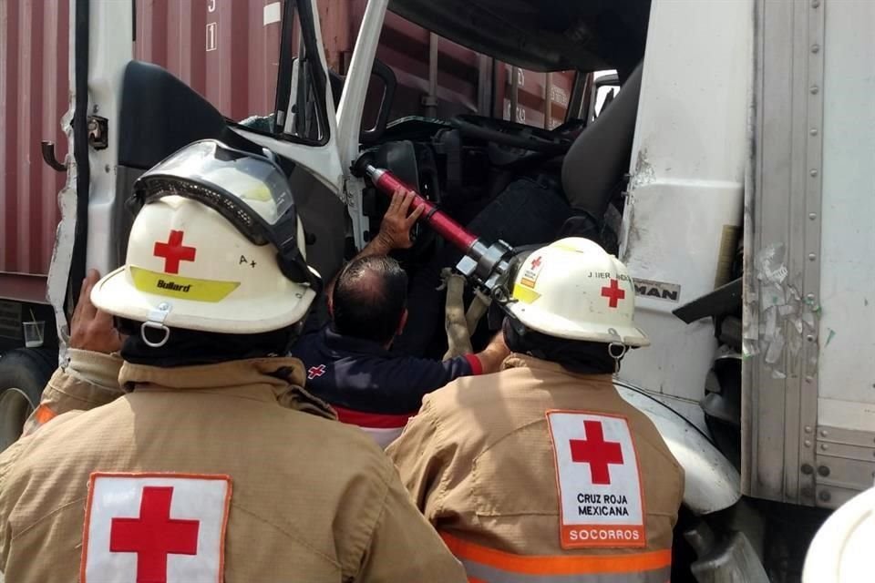 Rescatistas del Sysmedic y de la Cruz Roja de Zapotlanejo liberaron al afectado, con ayuda de equipo hidráulico, sin embargo, no pudieron evitar el deceso de la víctima.