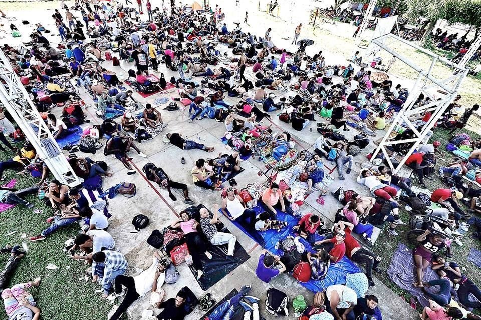 Ante la intensidad del sol y tras caminar 14 kilómetros, la caravana de migrantes centroamericanos se instaló en el poblado de Álvaro Obregón, aun en Tapachula, para descansar.