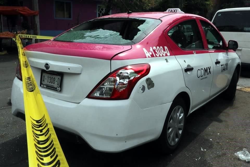 Como parte de los indicios, fue asegurado un taxi con cromática de la Ciudad de México que se encontraba en el lugar y en el que de acuerdo con los primeros reportes iba la persona que fue lesionada.