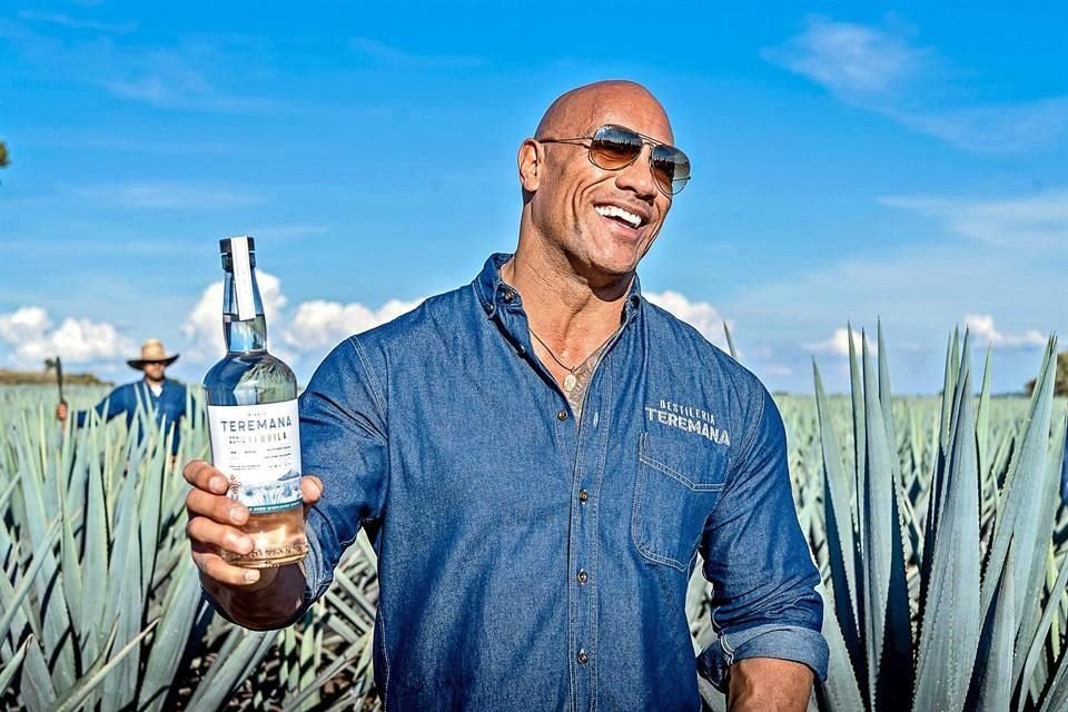 Dwayne Johnson genera empleo e inversión en su destilería jalisciense.