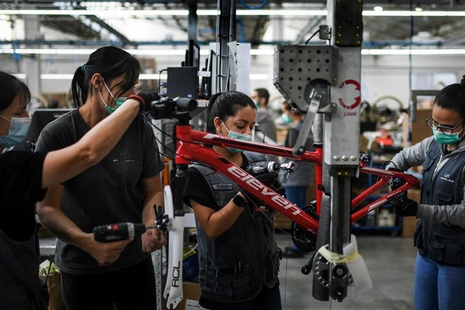 Las mujeres tienen más probabilidad que los hombres de no tener ahorros, con 36 por ciento.