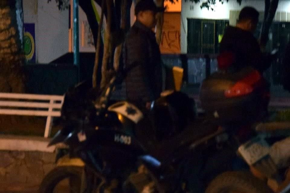 El cadáver estaba en una banca, a unos metros del quiosco.