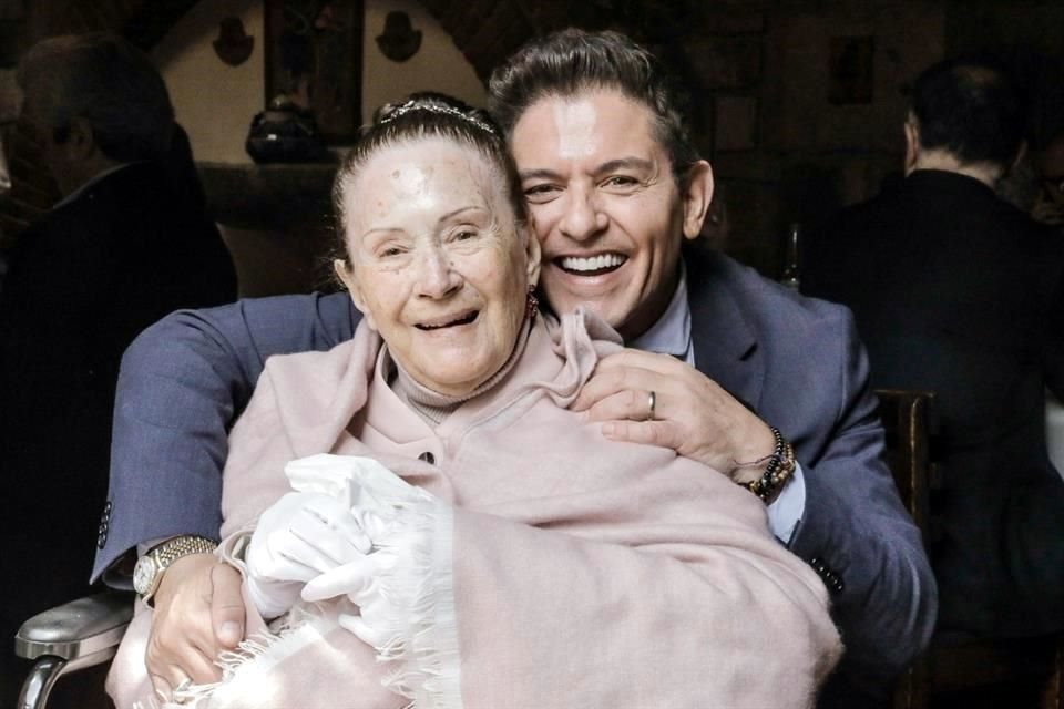 El actor mexicano Ernesto Laguardia informó en un comunicado que su madre, Yolanda Longega, falleció este lunes a los 97 años.