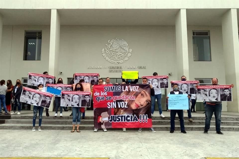 Familiares y amigos de las víctimas del accidente se manifestaron en la audiencia de Yigal, en Puente Grande.