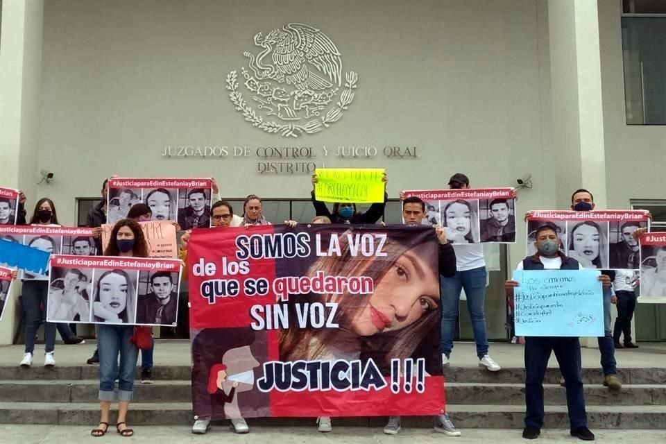 Familiares y amigos de las víctimas del accidente se manifestaron en la audiencia de Yigal, en Puente Grande.