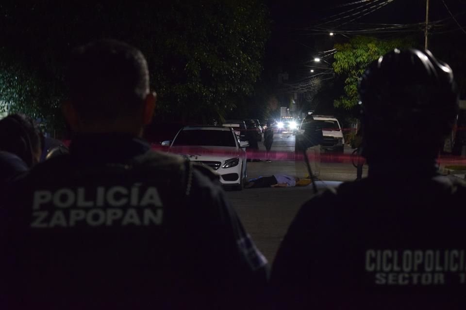 Afuera de su casa fue asesinado a balazos un hombre, en Zapopan; de acuerdo con vecinos, se trataría de un funcionario del Code.