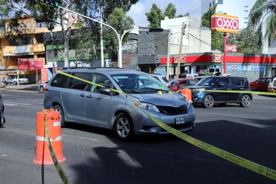 El conductor de la camioneta causante permaneció en el lugar.