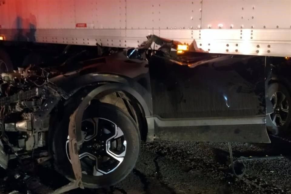 El vehículo quedó completamente debajo de la caja, lo que prácticamente destrozó las ventanillas y el toldo.