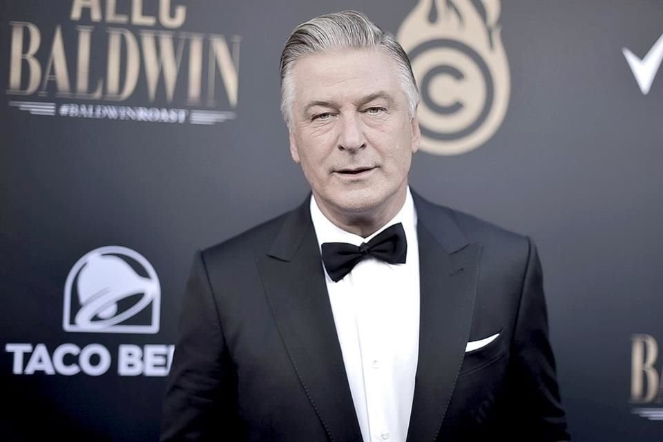 El asistente de dirección del filme 'Rust' admitió que no revisó correctamente la carga en el arma que le dio a Alec Baldwin.