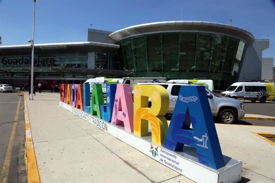 Debido a los altos contagios de Covid-19 se han cancelado 97 vuelos desde y hacia el aeropuerto de Guadalajara, informó el GAP.
