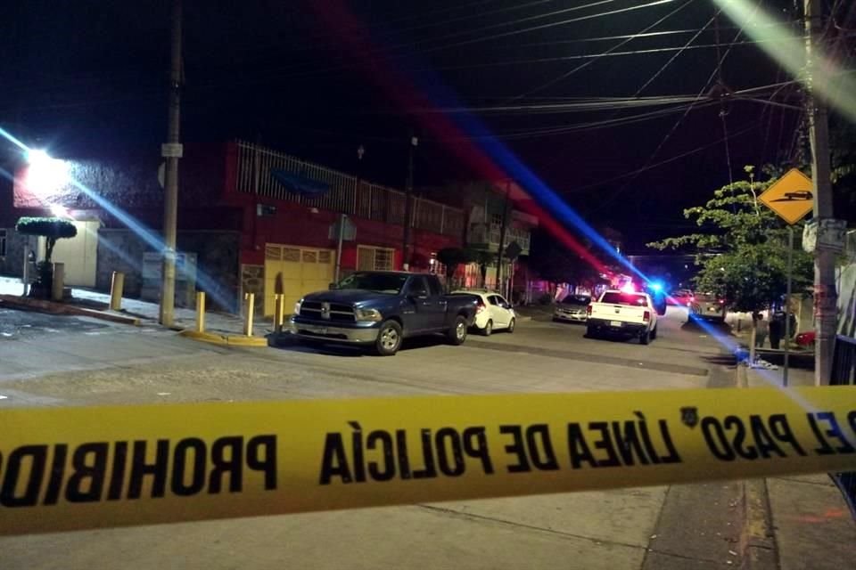 De acuerdo con testigos, dos hombres armados llegaron a quitarle el vehículo al chofer en la Calle Egipto, cerca de Betlem.