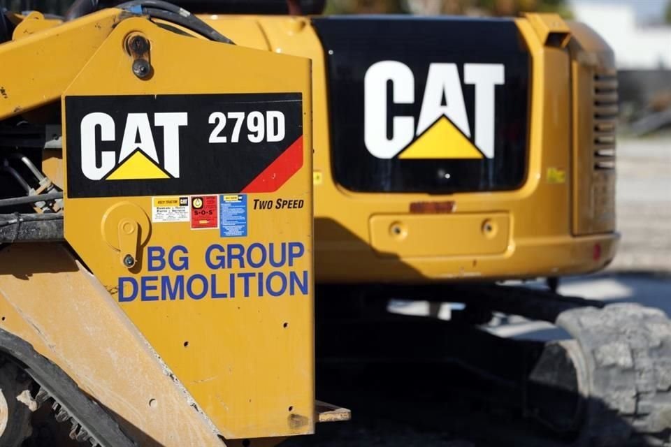 Caterpillar dijo que suspendió las operaciones en sus plantas en Rusia, ya que hacer negocios en el país se ha vuelto cada vez más desafiante.