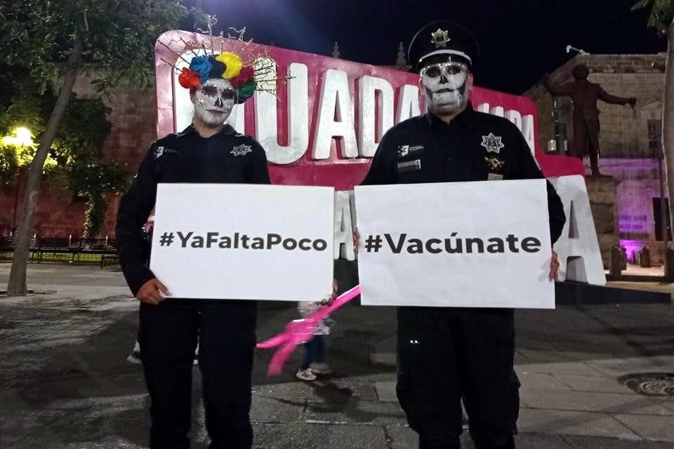 Policías de Guadalajara buscan proximidad con la ciudadanía al caracterizarse de catrinas y catrines.