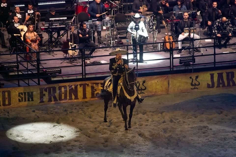 Pepe Aguilar retomó la gira de este proyecto junto a su familia hace unos meses en Estados Unidos y hace una semana volvió a México.