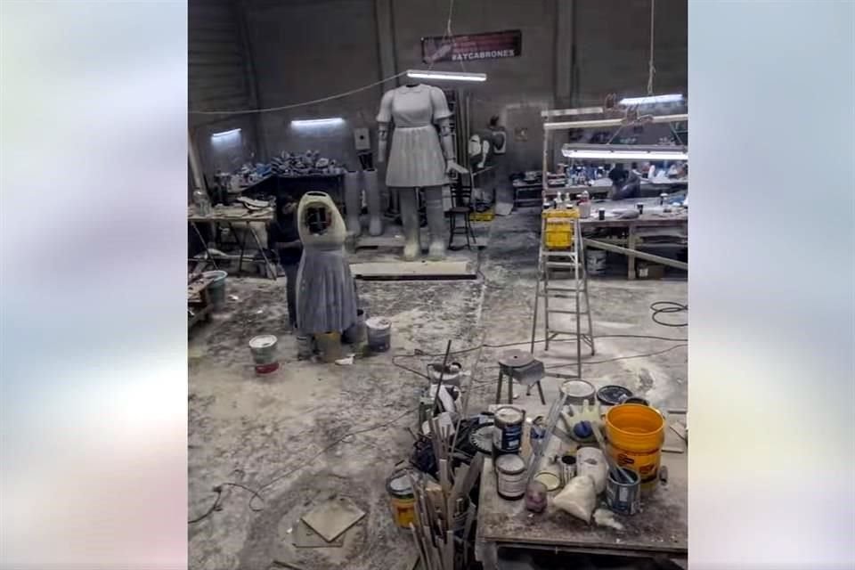 En un video compartido en su cuenta de Facebook, Netflix presume la creación de la figura gigante hecha en un taller por varios trabajadores, en la que invita a los ciudadanos a visitarla.