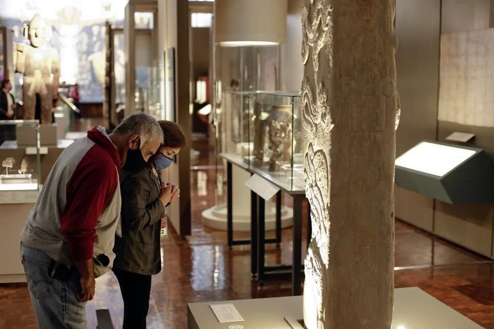 Visitantes ante 'La joven de Amajac', una de las estrellas de la muestra.
