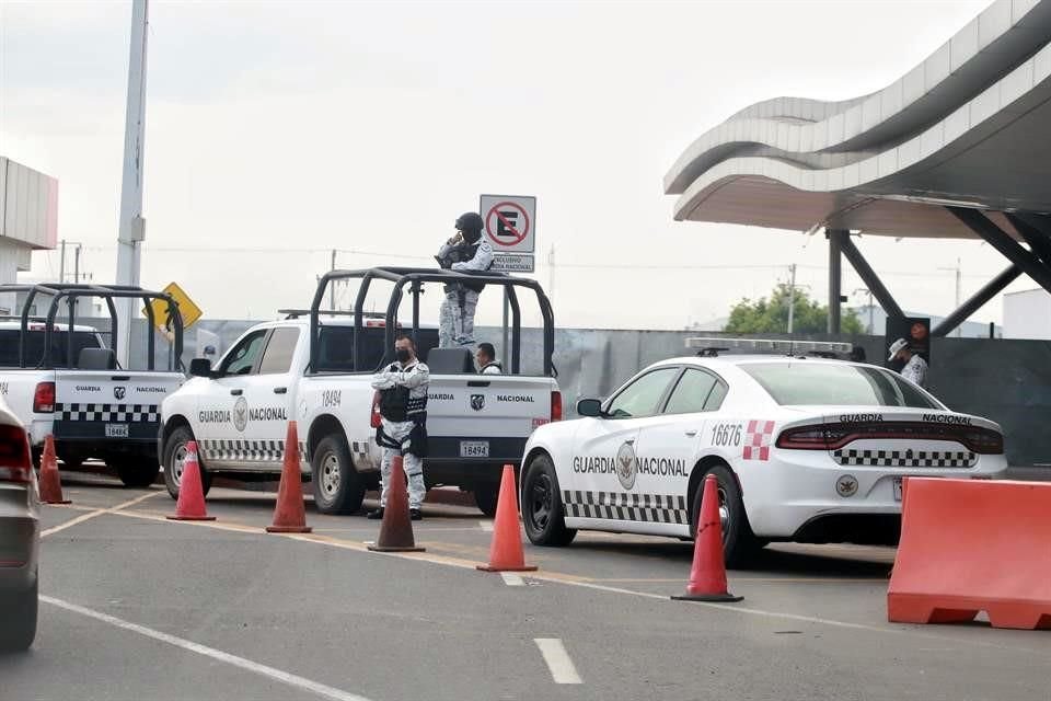 En el Aeropuerto de Guadalajara, la Guardia Nacional hace operativos contra los taxis de plataforma.