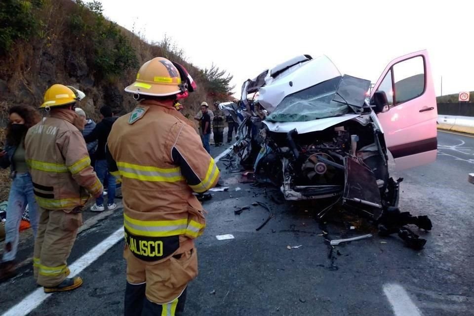 El conductor de la camioneta huyó del lugar. Según los testigos, venía 'cabeceando' de sueño, por lo que se estimó que se quedó dormido antes del choque.