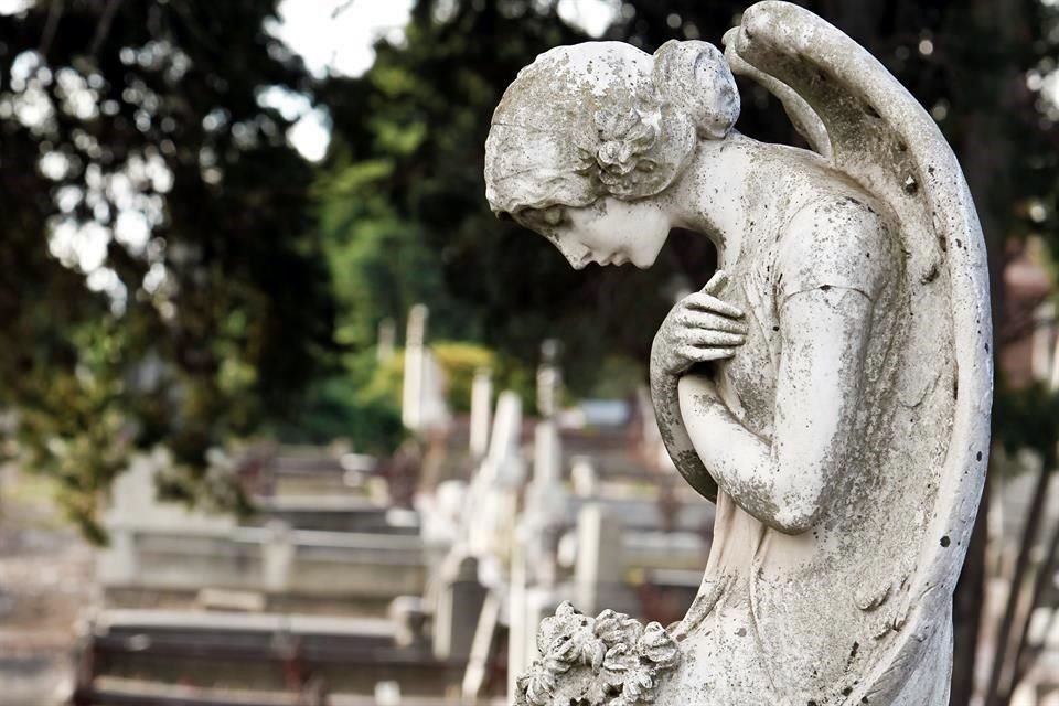 La tanatóloga Gaby Pérez señala cómo aceptar la muerte de un ser querido luego que la pandemia impidiera las ceremonias tradicionales.