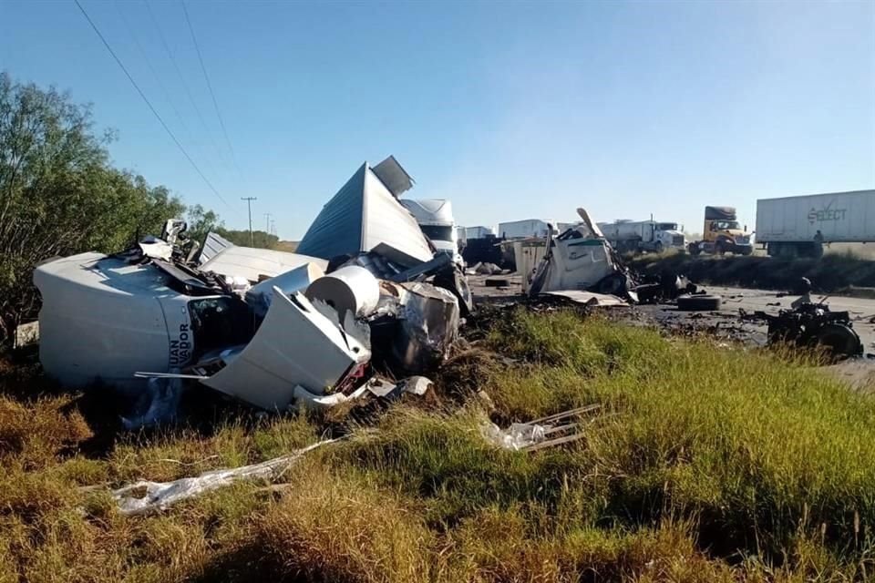 Una carambola entre cuatro tráileres y un vehículo con saldo de al menos un muerto provocó el cierre total del Libramientos de acceso al Puente Internacional III de Nuevo Laredo.