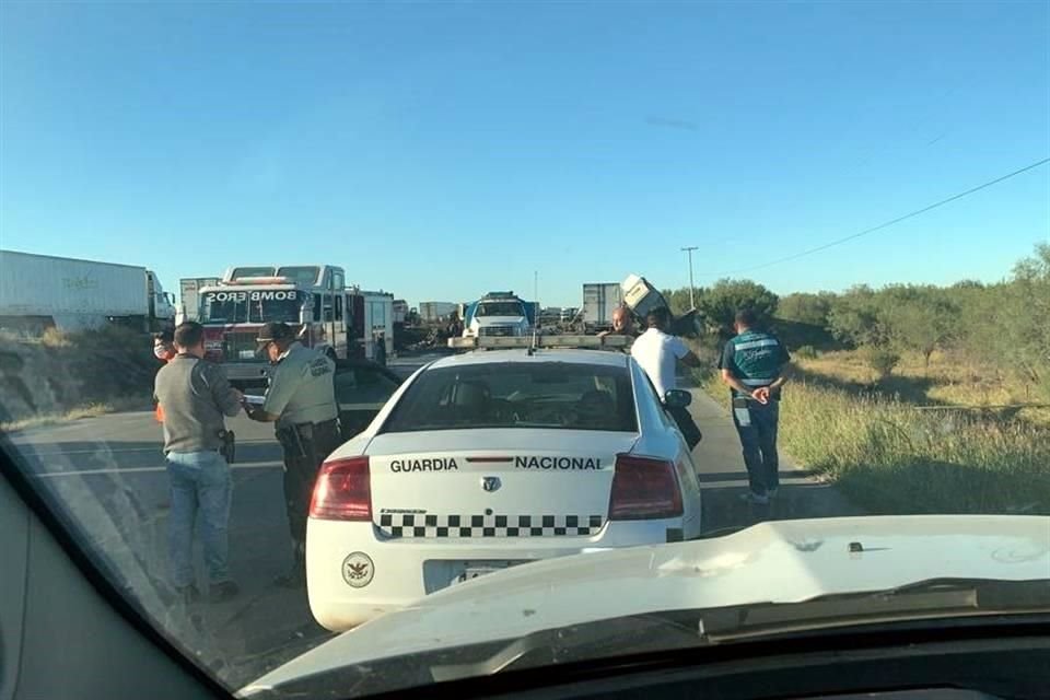 Desesperados por el caos, los choferes circularon por el acotamiento hasta que intervino personal de la Guardia Nacional, de la Policía Estatal y Protección Civil para ordenar la vialidad.