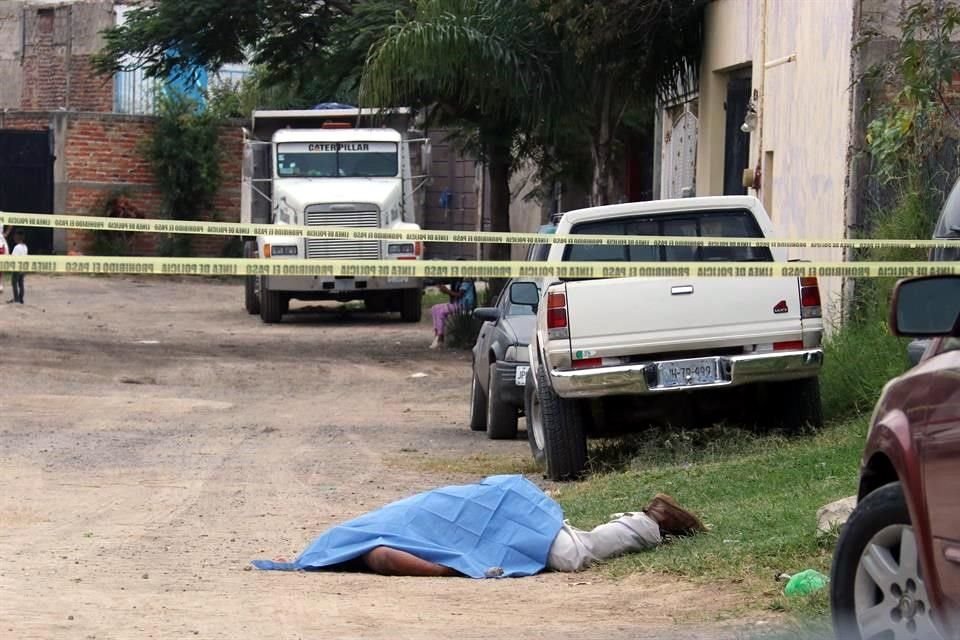 Tirado boca abajo sobre un camino de tierra fue encontrado el cadáver de un hombre que fue asesinado a golpes en la Colonia Rinconada de la Primavera, en Zapopan.
