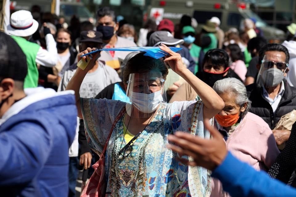 Hubo retrasos en la apertura, largas filas de espera bajo el Sol y molestia entre los adultos mayores al inicio de la vacunación.