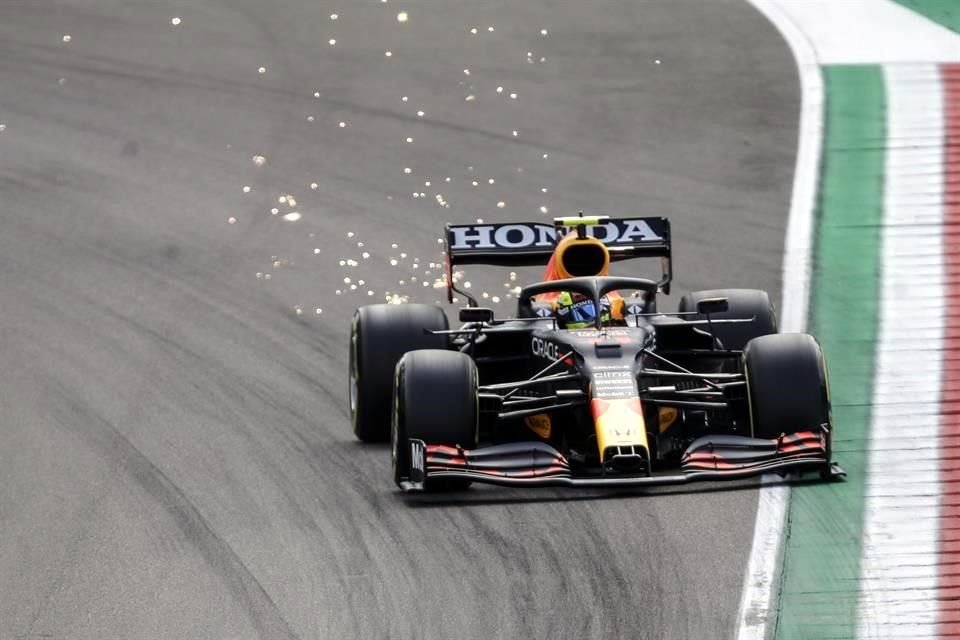 Checo tuvo que abandonar las primeras prácticas.