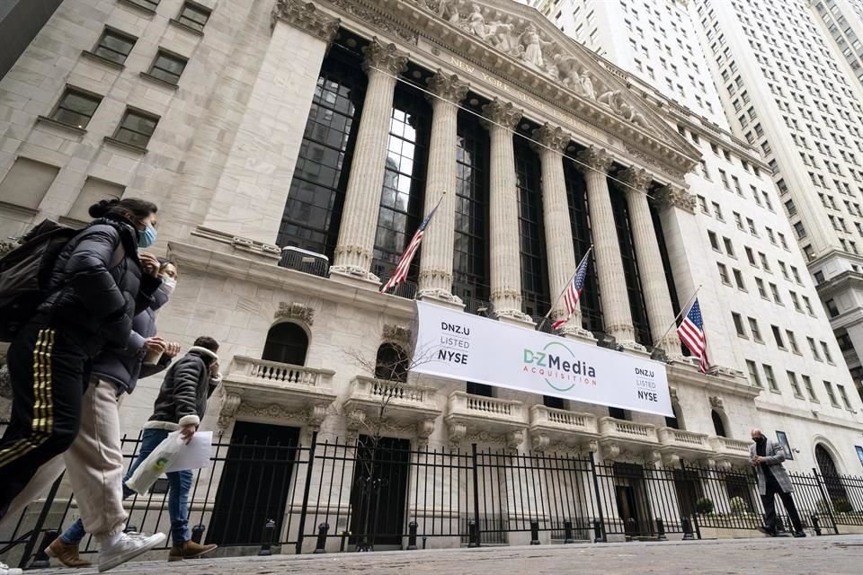 Wall Street opera a la baja atento al aumento de casos de Covid.