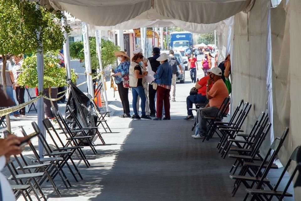 Muy poca gente esperaba a ser atendida en los centros de vacunación en Tlajomulco.